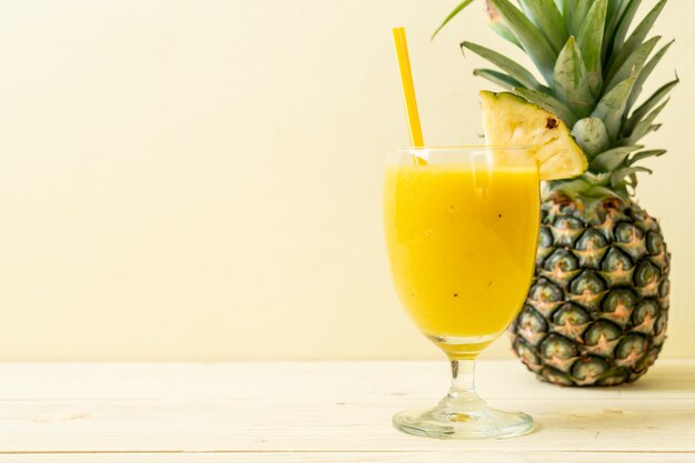 frisches Ananas-Smoothie-Glas auf Holztisch