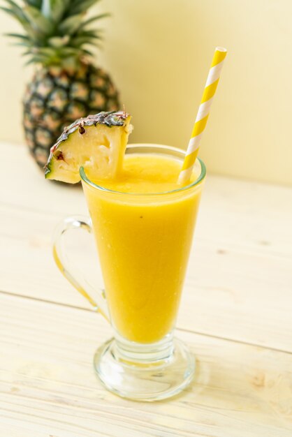 frisches Ananas-Smoothie-Glas auf Holztisch