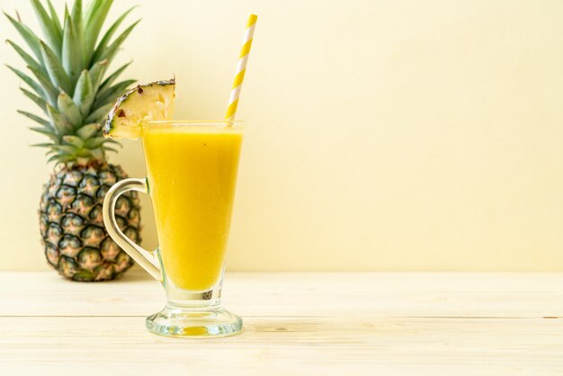 frisches Ananas-Smoothie-Glas auf Holztisch