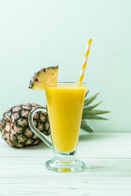 frisches Ananas-Smoothie-Glas auf Holztisch