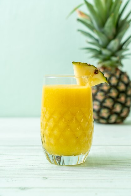 frisches Ananas-Smoothie-Glas auf Holztisch