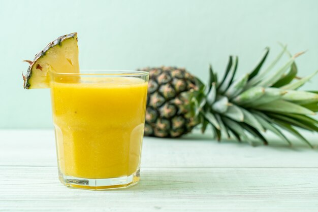 frisches Ananas-Smoothie-Glas auf Holztisch