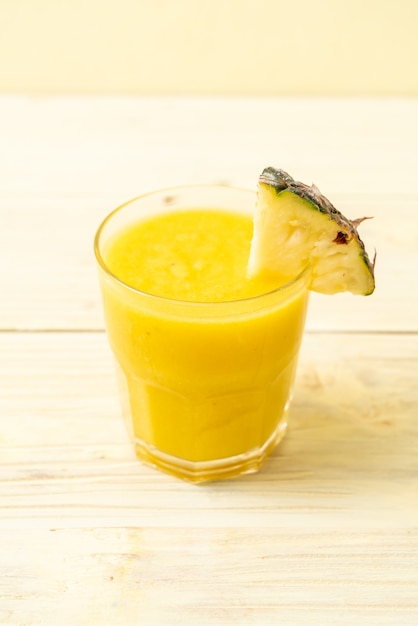 frisches Ananas-Smoothie-Glas auf Holztisch