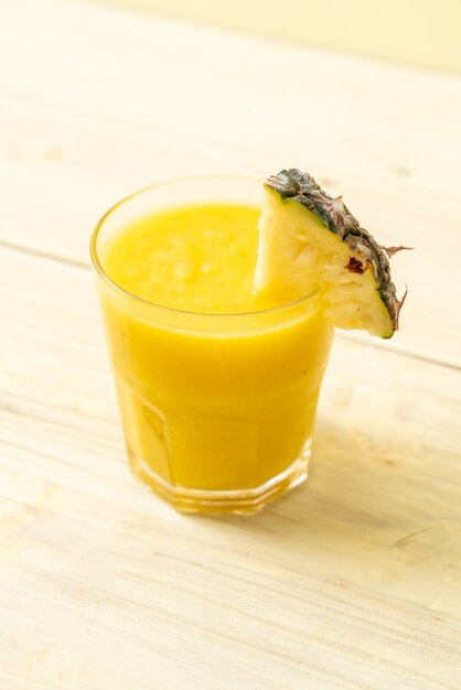 frisches Ananas-Smoothie-Glas auf Holztisch