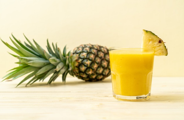 frisches Ananas-Smoothie-Glas auf Holztisch