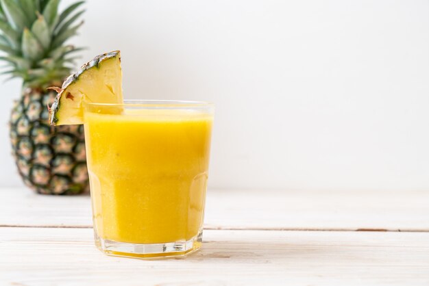 frisches Ananas-Smoothie-Glas auf Holztisch