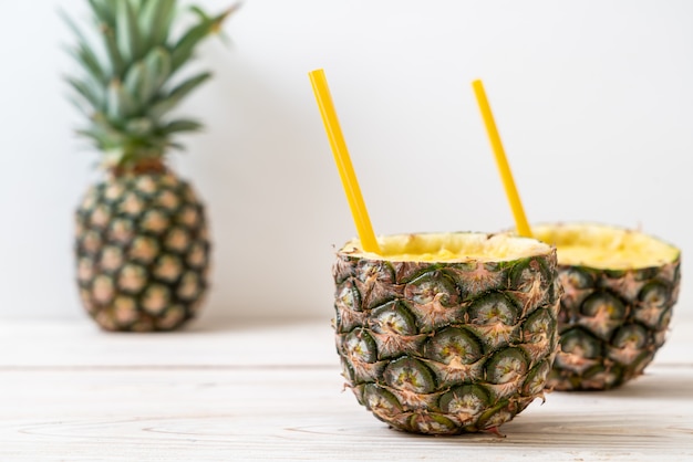 frisches Ananas-Smoothie-Glas auf Holztisch