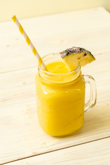 frisches Ananas-Smoothie-Glas auf Holztisch