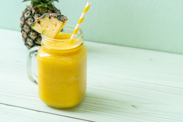 frisches Ananas-Smoothie-Glas auf Holztisch