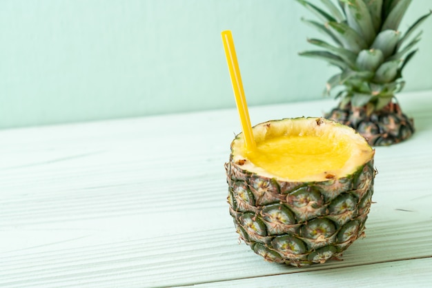 frisches Ananas Smoothieglas auf hölzerner Tabelle