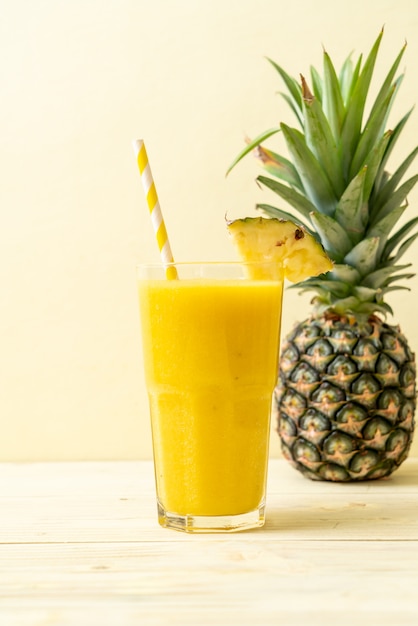 frisches Ananas Smoothieglas auf hölzerner Tabelle