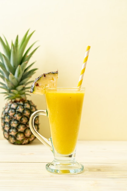 frisches Ananas Smoothieglas auf hölzerner Tabelle