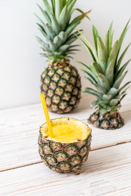 frisches Ananas Smoothieglas auf hölzerner Tabelle