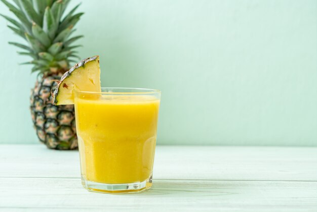 frisches Ananas Smoothieglas auf hölzerner Tabelle