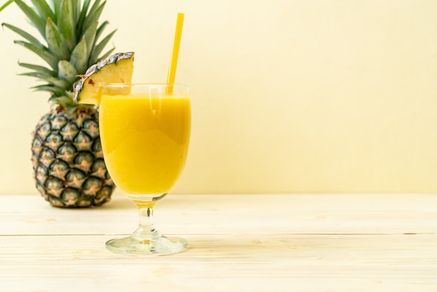 frisches Ananas Smoothieglas auf hölzerner Tabelle