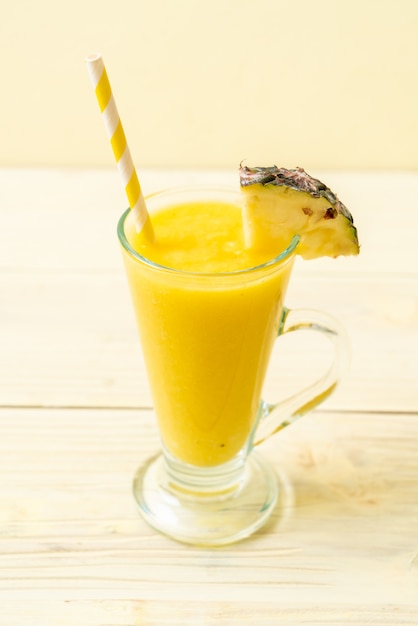 frisches Ananas Smoothieglas auf hölzerner Tabelle