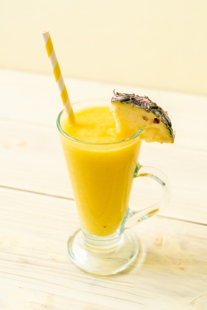 frisches Ananas Smoothieglas auf hölzerner Tabelle