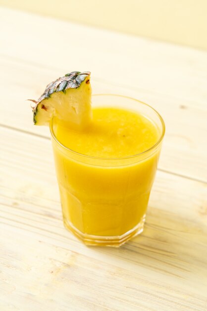 frisches Ananas Smoothieglas auf hölzerner Tabelle