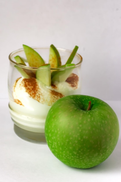 Foto frisches apfel-dessert mit zimt und sahne