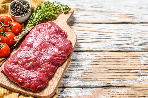 Frisches Außenrocksteak auf einem Schneidebrett. Draufsicht. Speicherplatz kopieren