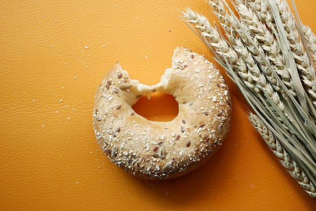 Frisches Bagelbrot auf orangefarbenem Hintergrund