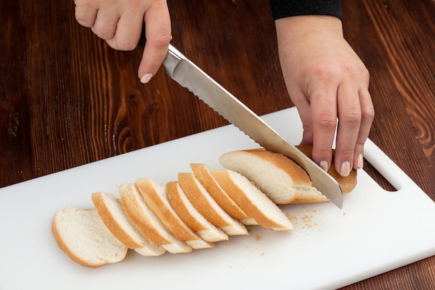 Frisches Baguette in Scheiben schneiden