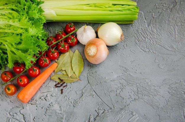 Frisches Bauerngemüse wird auf einer Betontischplatte ausgelegt Zutaten Diätkost Veganismus Ernte