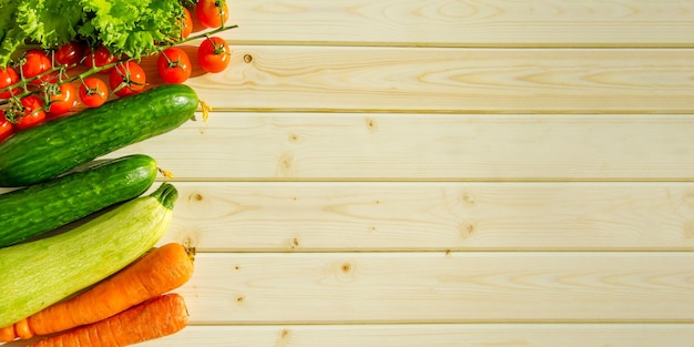 Frisches Bauerngemüse wird auf einer Holztischplatte ausgelegt Rustikale Ernährung Veganismus Ernte