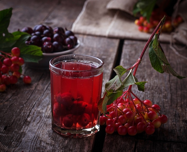 Frisches Beerengetränk mit Schwarzer Johannisbeere und Himbeeren. Selektiver Fokus