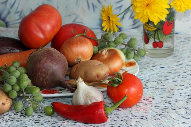 Frisches Bio-Gemüse und Obst auf einem Tisch mit gelben Blumen in einer Wohnküche Gesunde Bio-Lebensmittel aus nächster Nähe