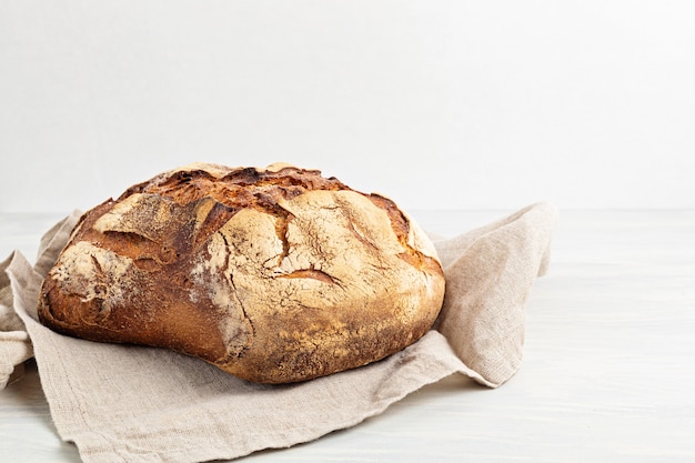 Frisches Bio hausgemachtes Brot. Gesunde Ernährung, kaufen lokale, hausgemachte Brotrezepte Konzept. Speicherplatz kopieren