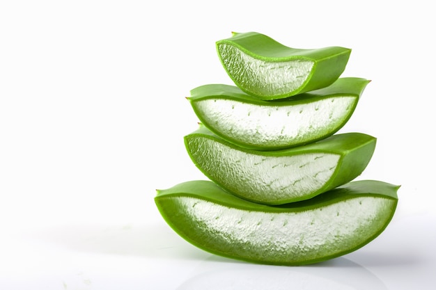 Foto frisches blatt der aloe vera lokalisiert auf weißem hintergrund