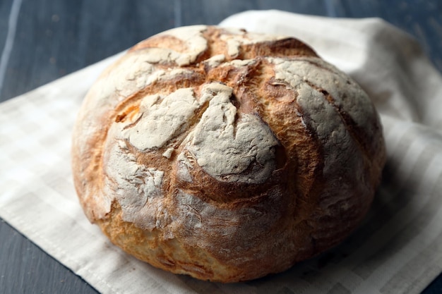 Frisches Brot auf altem Holztisch