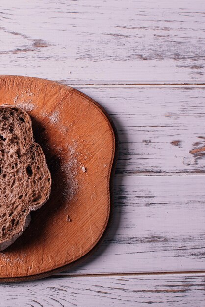 Frisches Brot auf dem Dorftisch Zutaten