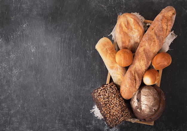 Frisches Brot auf dunklem Brett