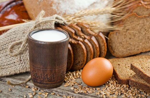 Frisches Brot auf einem alten Hintergrund mit Küchenzubehör auf dem Tisch.