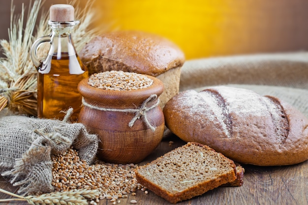 Frisches Brot auf einem alten Hintergrund mit Küchenzubehör auf dem Tisch