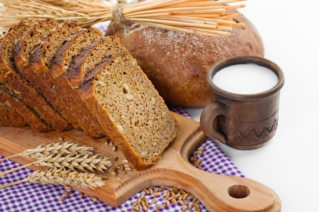 Frisches Brot auf einem alten Hintergrund mit Küchenzubehör auf dem Tisch