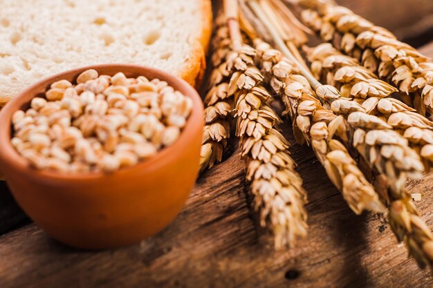 Frisches Brot auf einem Holzbrett geschnitten