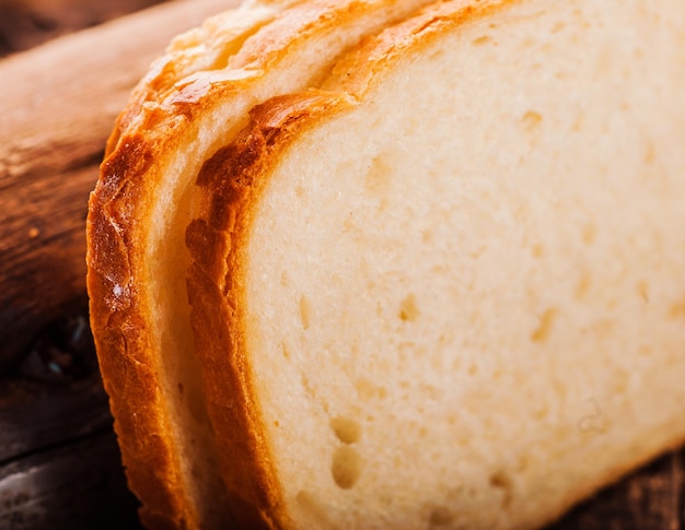 Frisches Brot auf einem Holzbrett geschnitten