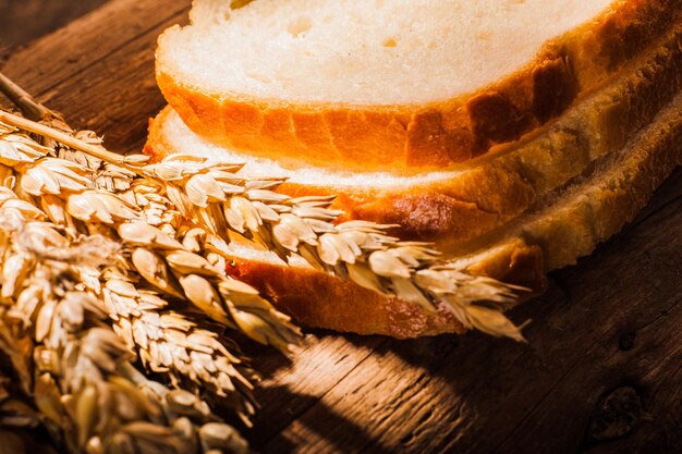 Frisches Brot auf einem Holzbrett geschnitten