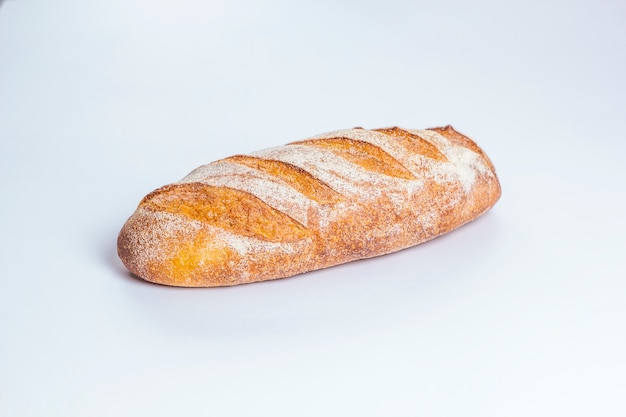 Frisches Brot auf einem weißen Hintergrund.