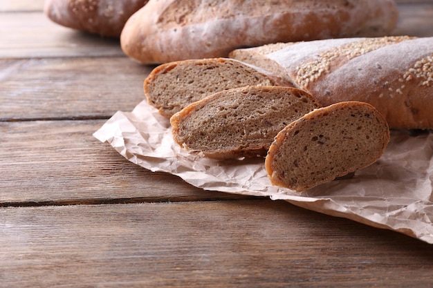 frisches Brot auf hölzernem Hintergrund