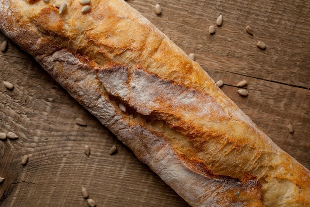 frisches Brot auf hölzernen Hintergrund Frisch gebackenes traditionelles Brot auf Holztisch frisches Baguette
