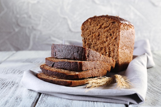 Frisches Brot auf Holztisch hautnah