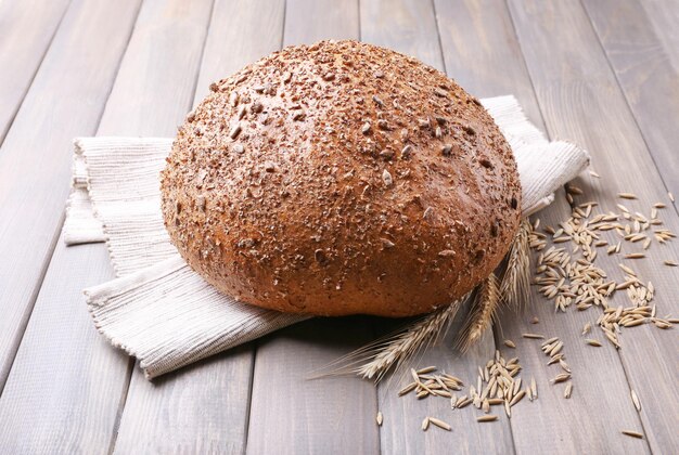 Foto frisches brot auf holztisch hautnah