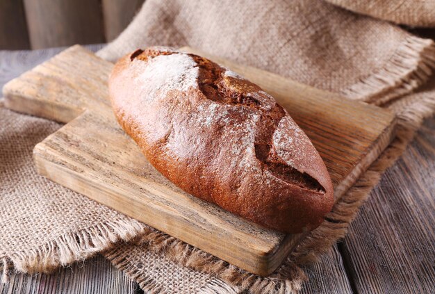 Frisches Brot auf Holztisch hautnah
