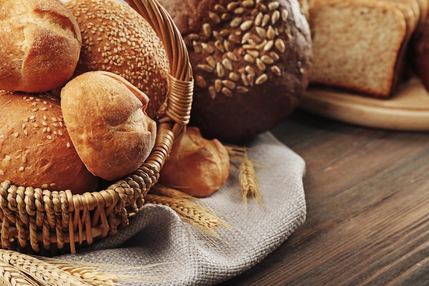 Frisches Brot auf Holztisch.