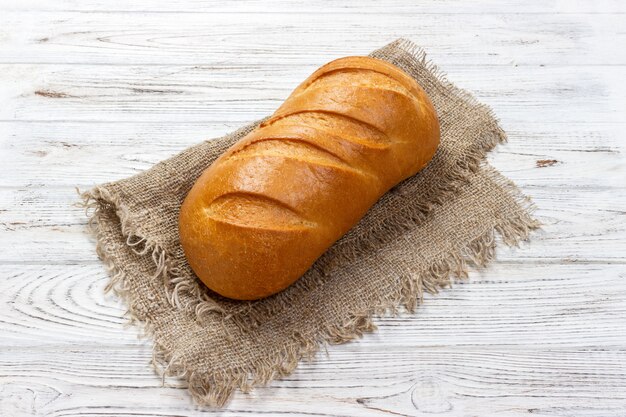 Frisches Brot auf Holztisch.