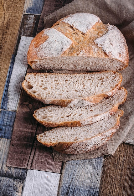 Frisches Brot auf Holzuntergrund